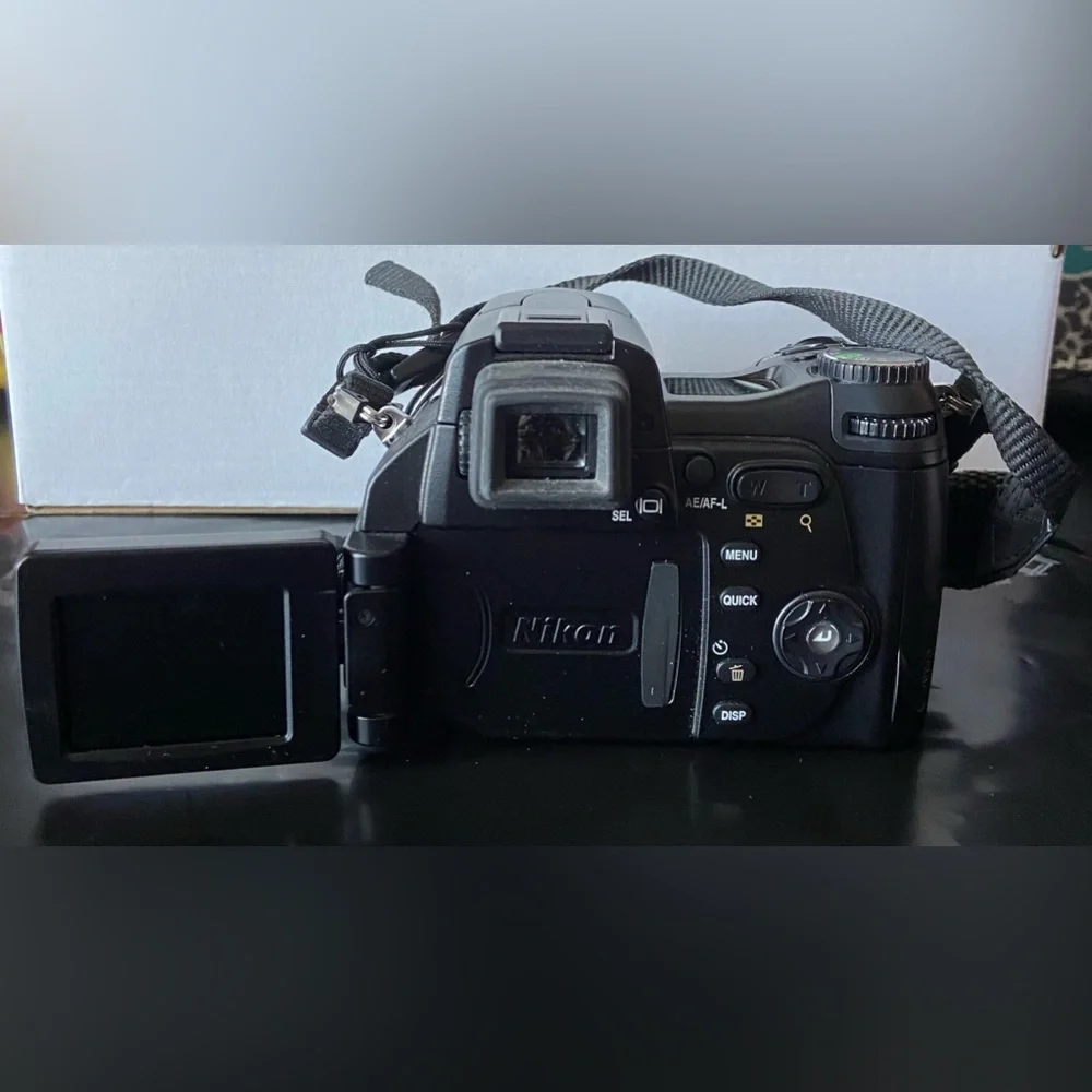 NIKON Coolpix E8800 VR 10x 8MP Digital Camera - CHARGER/EXTRA BATTERY INC.